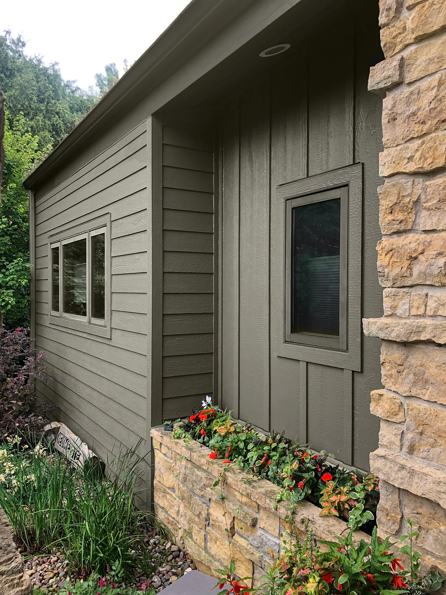 DK_17000_VERT_RS_TRIM_TERRABRONZE_withGap